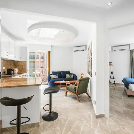 Apartment Queen Garden Iii, Elegant 2 Pieces Au Coeur Du Centre Ville, Vue Laterale Mer, Ac