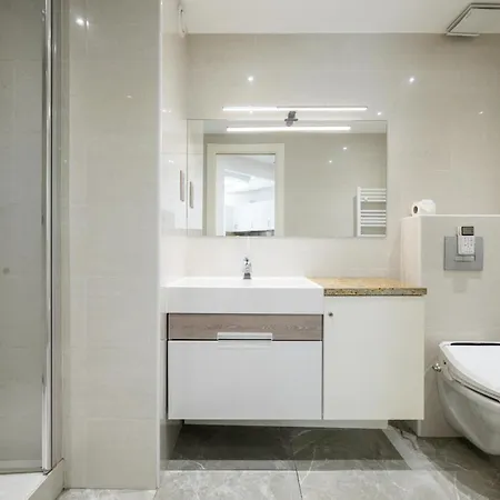 Queen Garden Iii, élégant 2 Pièces Au Coeur Du Centre Ville, Vue Latérale Mer, Ac