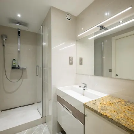 Queen Garden Iii, élégant 2 Pièces Au Coeur Du Centre Ville, Vue Latérale Mer, Ac