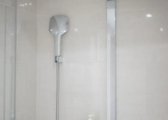 Apartment Queen Garden Iii, Elegant 2 Pieces Au Coeur Du Centre Ville, Vue Laterale Mer, Ac Menton