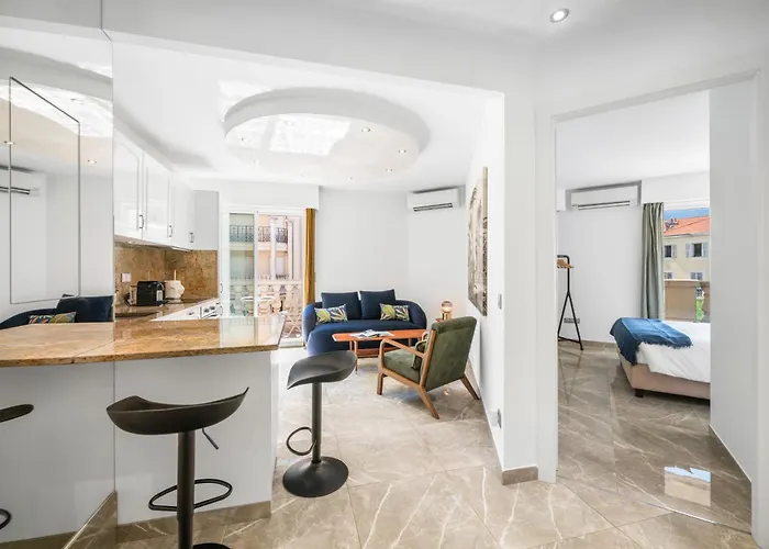 Apartment Queen Garden Iii, Elegant 2 Pieces Au Coeur Du Centre Ville, Vue Laterale Mer, Ac