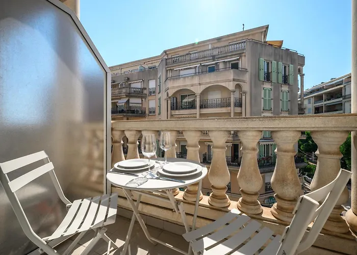 Apartment Queen Garden Iii, Elegant 2 Pieces Au Coeur Du Centre Ville, Vue Laterale Mer, Ac