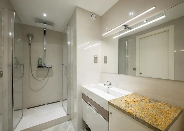 Queen Garden Iii, Elegant 2 Pieces Au Coeur Du Centre Ville, Vue Laterale Mer, Ac